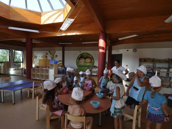 Activité de divertissement pour les enfants au camping Roan Turistico.