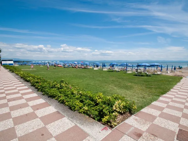 Bain de soleil sur la plage du camping Roan Turistico.