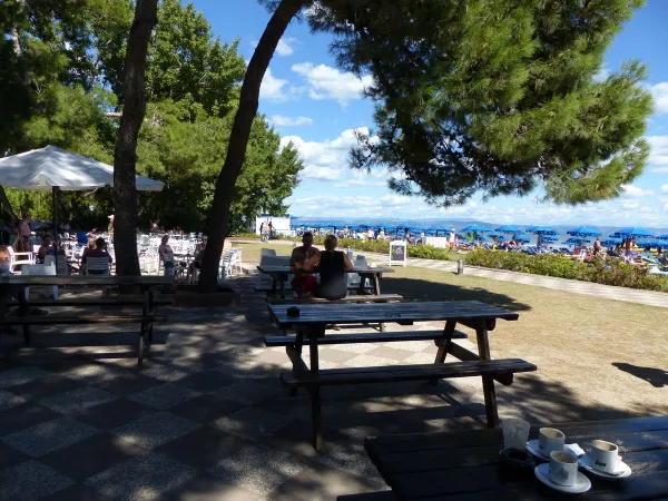 Tables de pique-nique au camping Roan Turistico.