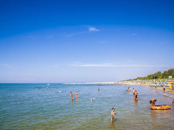 Vue de la plage au camping Roan San Francesco.