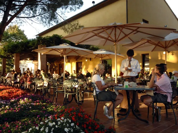 Terrasse en soirée au Roan caming Le Capanne.