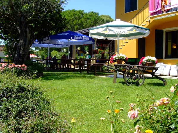 La terrasse du restaurant du Roan camping La Rocca Manerba.