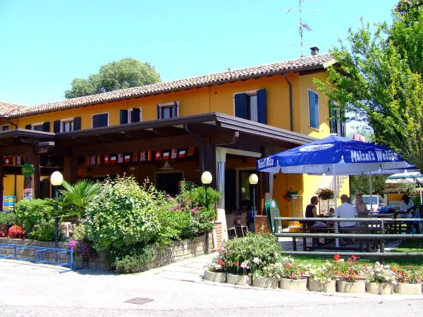Le restaurant avec terrasse du Roan camping La Rocca Manerba.