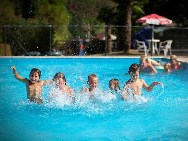 Les enfants s'amusent dans la piscine du camping Roan La Rocca Manerba.