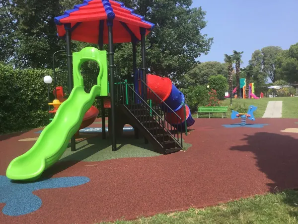 L'aire de jeux du Roan camping La Rocca Manerba.