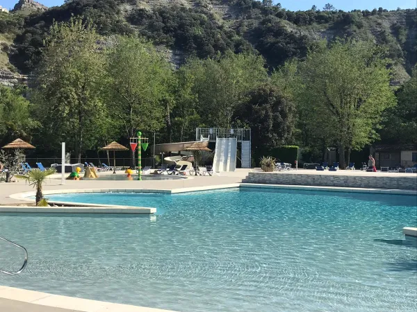 Piscine avec toboggans au camping Roan La Grand Terre.