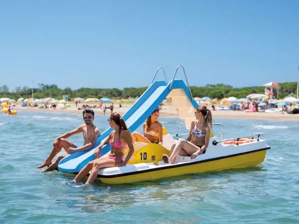 Pédalos sur la plage du camping Roan Union Lido Mare.