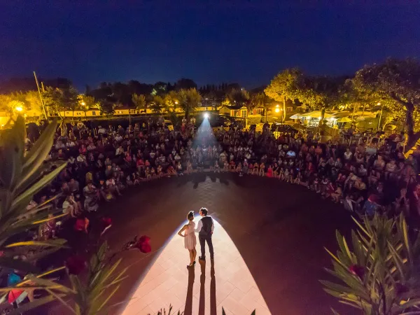 Spectacle du soir au camping Roan Rubicone.