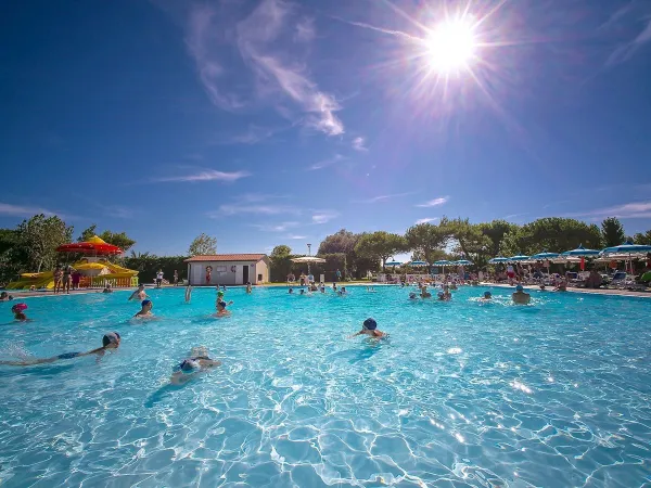 Vue d'ensemble de la piscine du camping Roan Rubicone.