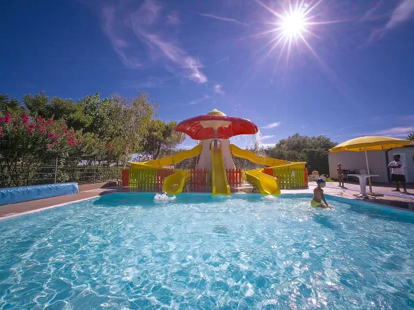 Piscine avec toboggans au camping Roan Rubicone.