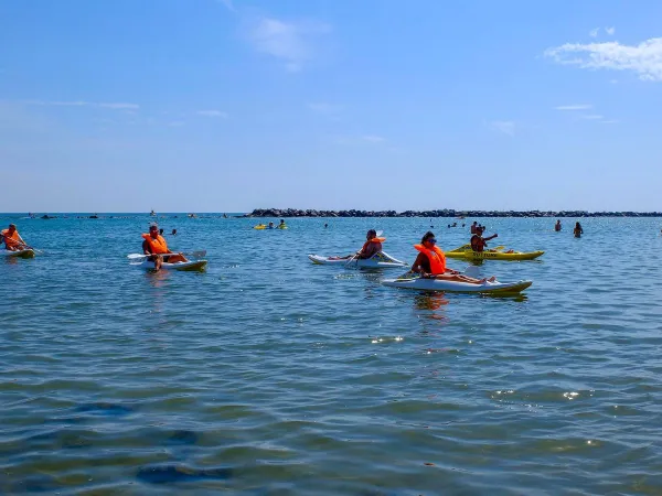 Canoë-kayak en mer au camping Roan Rubicone.