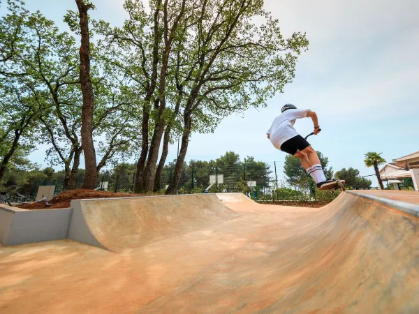 Patinage dans le skate park du camping Roan Lanterna.