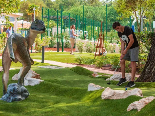 Mini golf au camping Roan Lanterna.