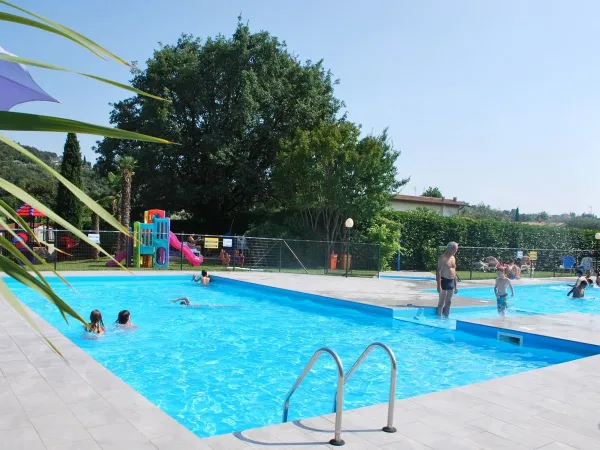 La piscine du camping Roan La Rocca Manerba.