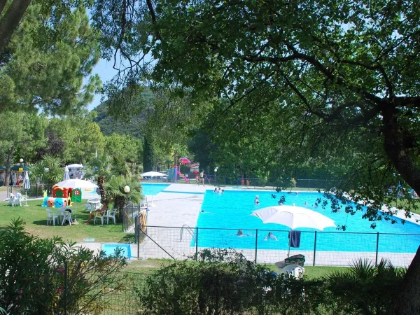 Vue d'ensemble de la piscine du camping Roan La Rocca Manerba.