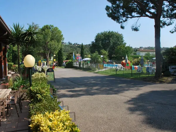 Vue d'ensemble de la terrasse et de l'aire de jeux du Roan camping La Rocca Manerba.