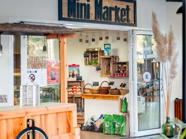 Mini supermarché au camping Roan El Garrofer.