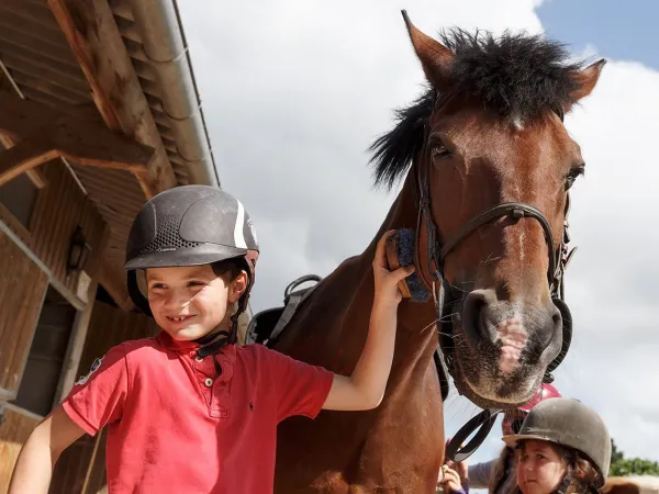 Activité poney au camping Roan des Ormes.