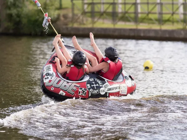 Activité aquatique au camping Roan Des Ormes.