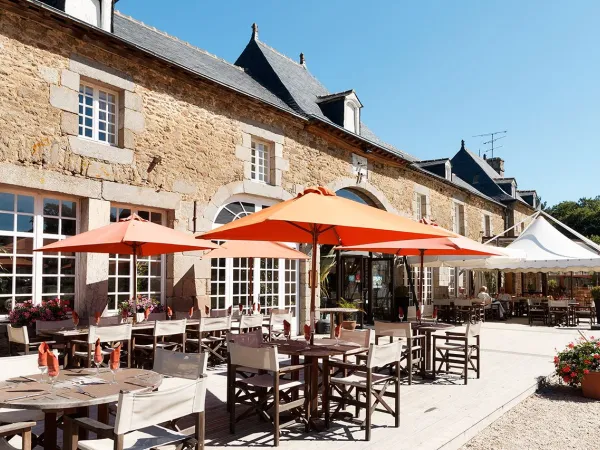 Une terrasse au Roan camping des Ormes.