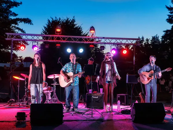 Soirée spectacle au Roan camping des Ormes.