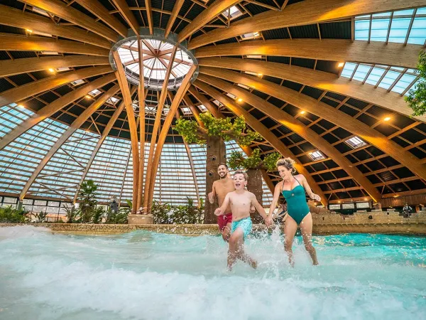 Piscine couverte au Roan camping des Ormes.