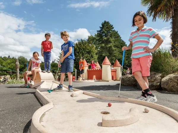 Mini golf au Roan camping des Ormes.