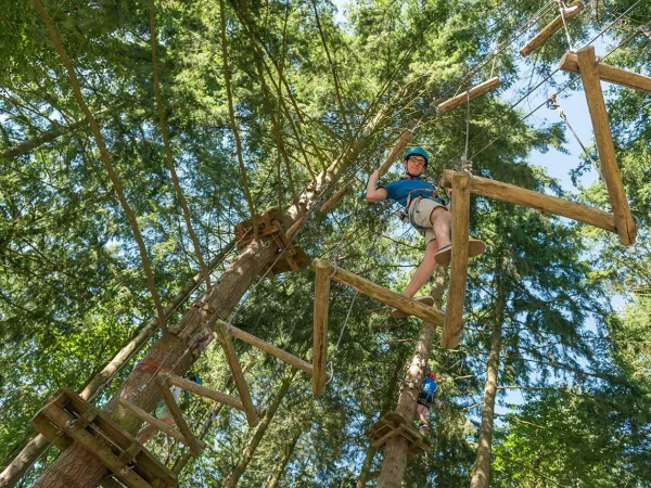 Activités d'escalade au Roan camping des Ormes.