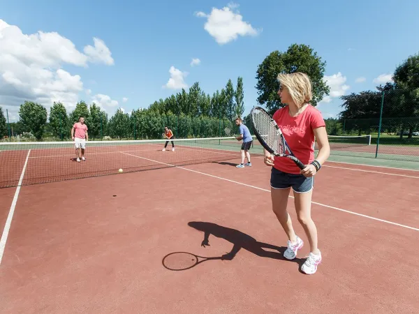 Tennis au Roan camping des Ormes.