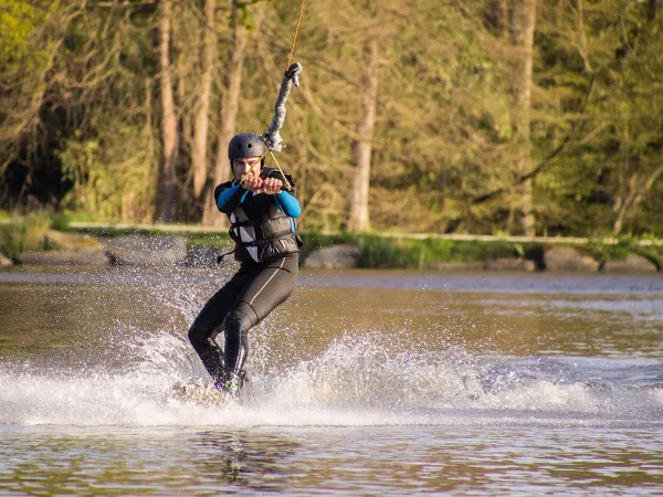 Ski nautique au Roan camping des Ormes.