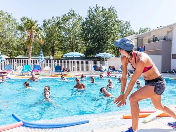 Activité d'aquagym au camping Roan Club Napoléon.