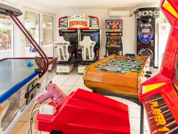 Jeux d'arcade au camping Roan Le Napoléon.
