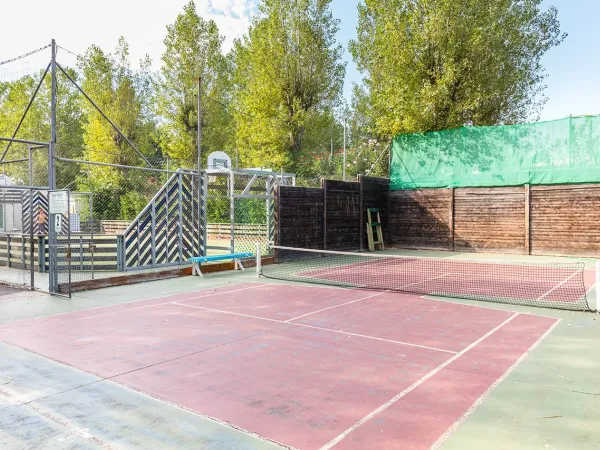 Terrain de tennis au camping Roan Club Napoléon.