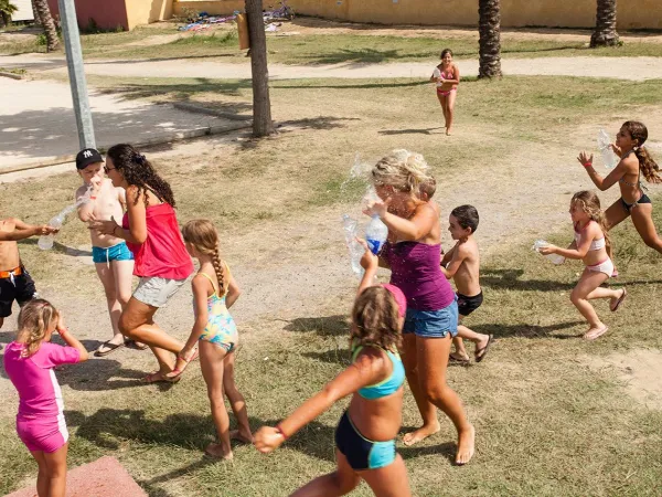 Enfants jouant au camping Roan Le Soleil Méditerranée.