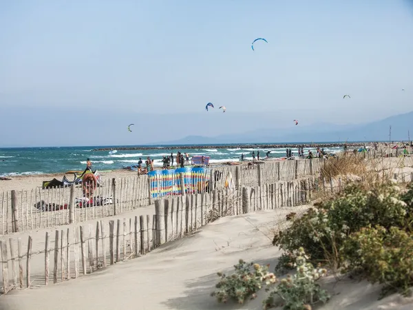 La plage près du camping Roan Le Soleil Méditerranée.