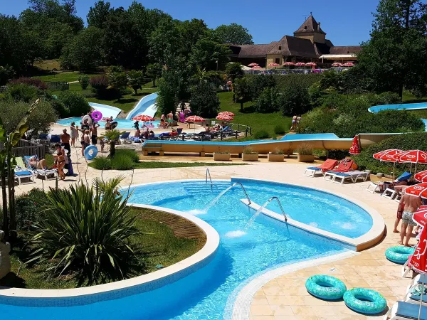 Une partie de la piscine du camping Roan Avit Loisirs.