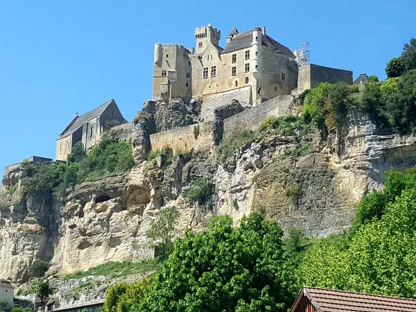 Château de Beynac près du camping Roan Avit Loisirs.