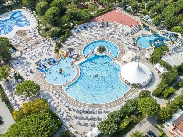 Vue d'ensemble de la piscine du camping Roan Sant Angelo.