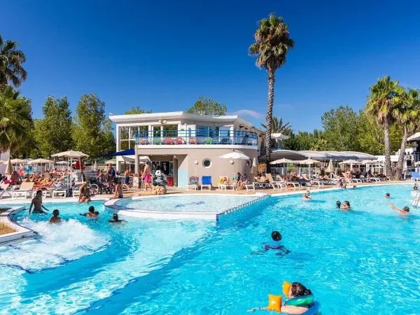 Piscine animée au camping Roan Club Napoléon.