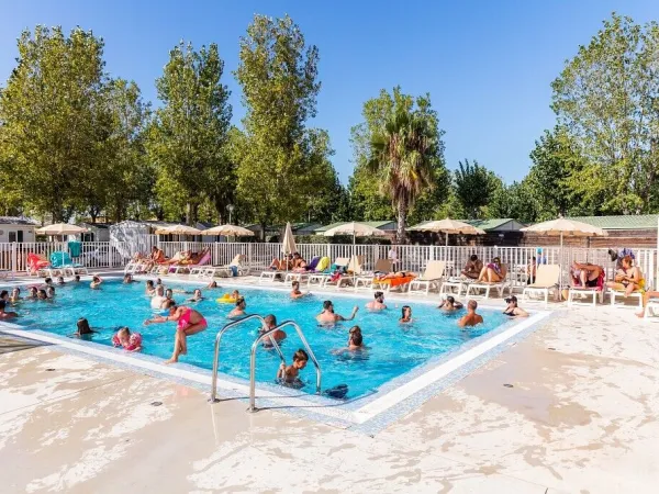 Piscine animée au camping Roan Club Napoléon.