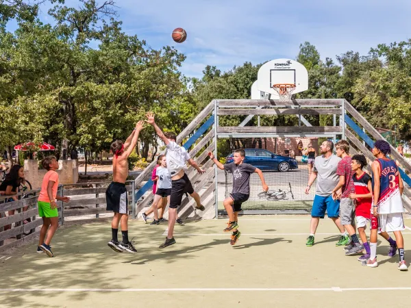 Terrain de basket au camping Roan Du Verdon.