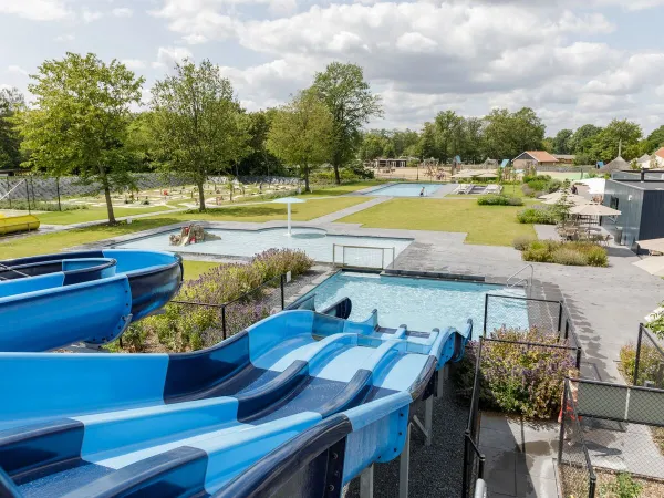 Aperçu des toboggans de la piscine extérieure du camping Roan De Twee Bruggen.