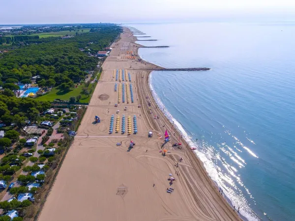 Vue d'ensemble de la plage du camping Roan Mediterraneo.