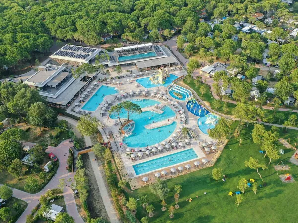 Vue d'ensemble de la piscine du camping Roan Mediterraneo.