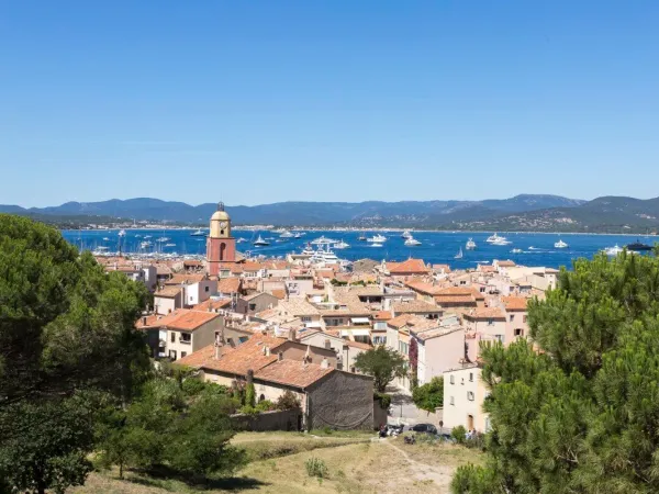 La ville de Saint Tropez à proximité du camping Roan Domaine de la Noguière.