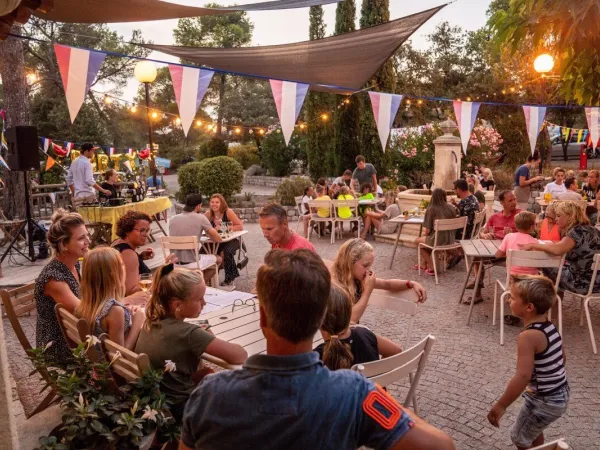 Une terrasse au camping Roan Domaine de la Noguière.