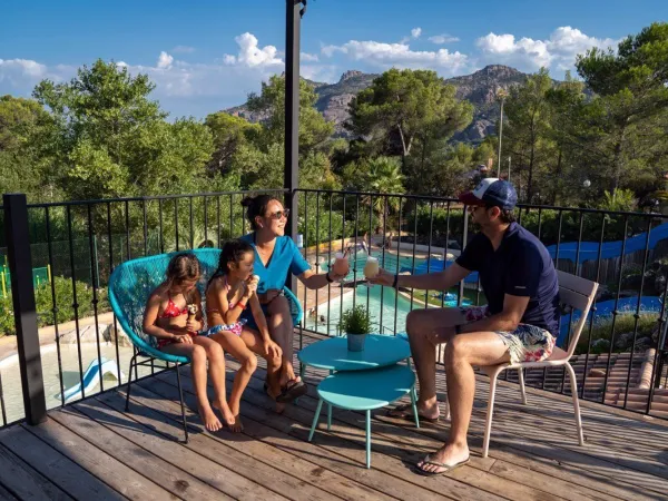 Toit-terrasse au bord de la piscine du camping Roan Domaine Noguière.