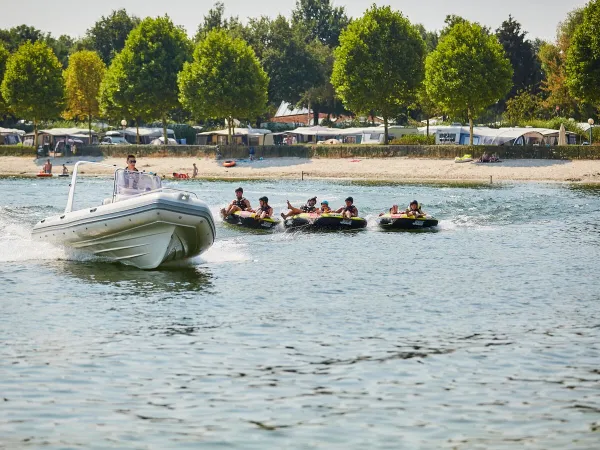 Tyre rafting sur le lac au camping Roan Terspegelt.