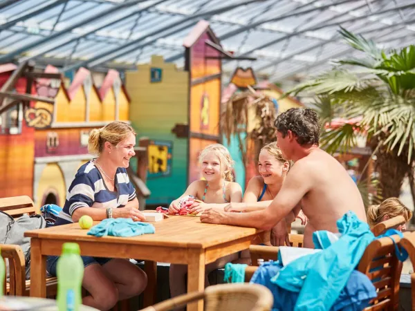 Terrasse au bord de la plage étoilée du camping Roan Terspegelt.