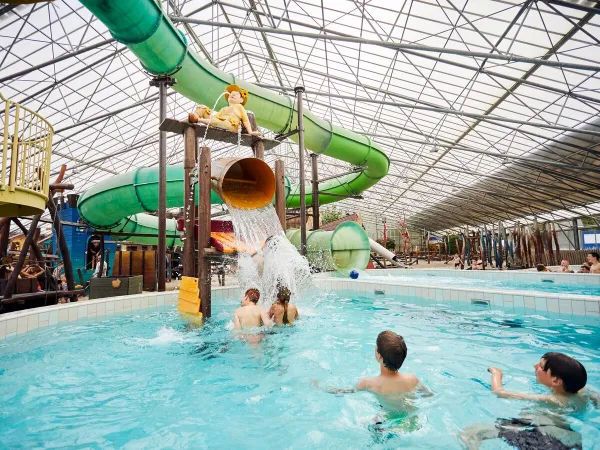 Piscine couverte avec toboggan au camping Roan Terspegelt.